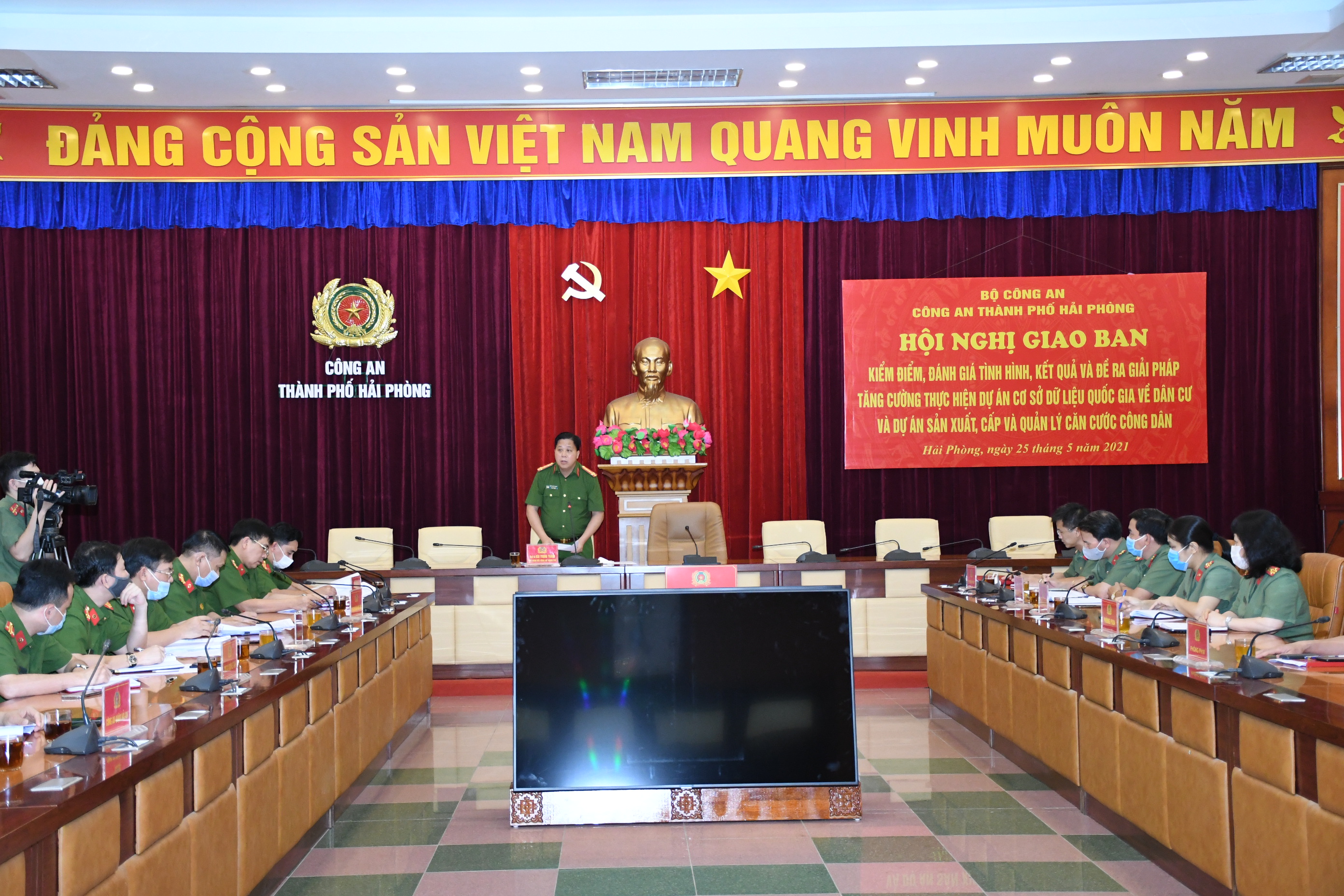 Phấn đấu đến ngày 20-6 hoàn thành cao điểm cấp CCCD gắn chíp điện tử